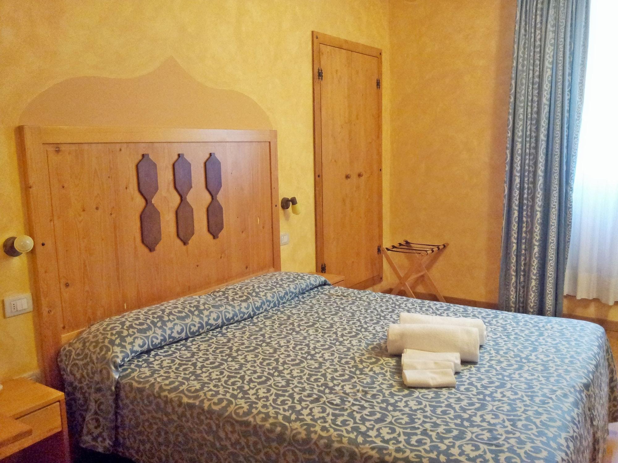 Hotel Tre Ceri Губбіо Екстер'єр фото