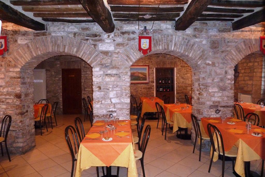 Hotel Tre Ceri Губбіо Екстер'єр фото